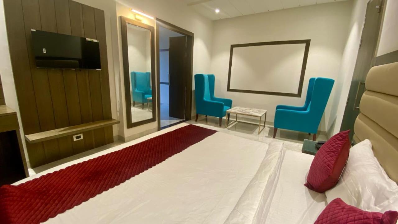 Luxe Resorts - Centrally Heated Air Conditioned Hotel In The Heart Of Kasauli Exterior photo