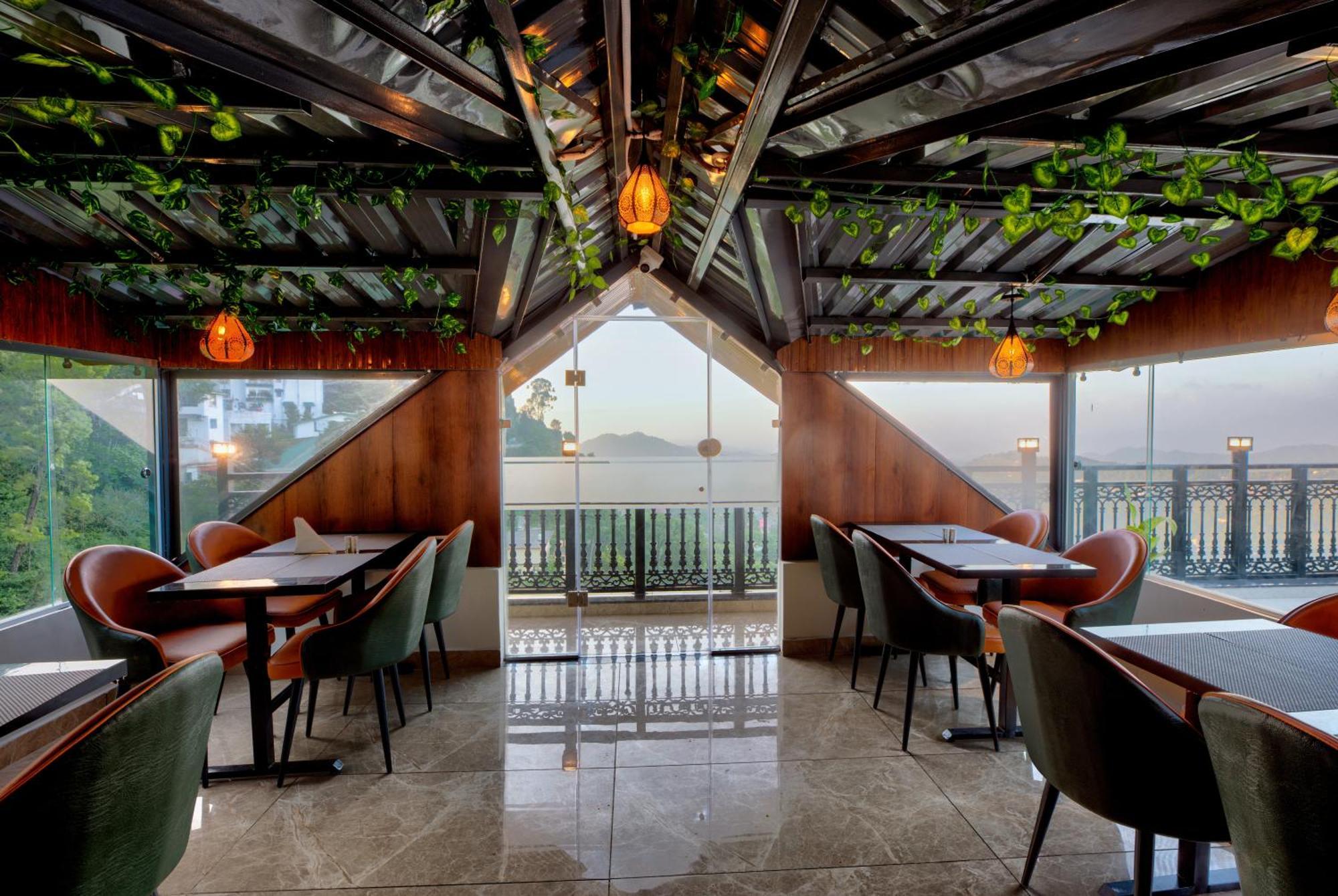 Luxe Resorts - Centrally Heated Air Conditioned Hotel In The Heart Of Kasauli Exterior photo