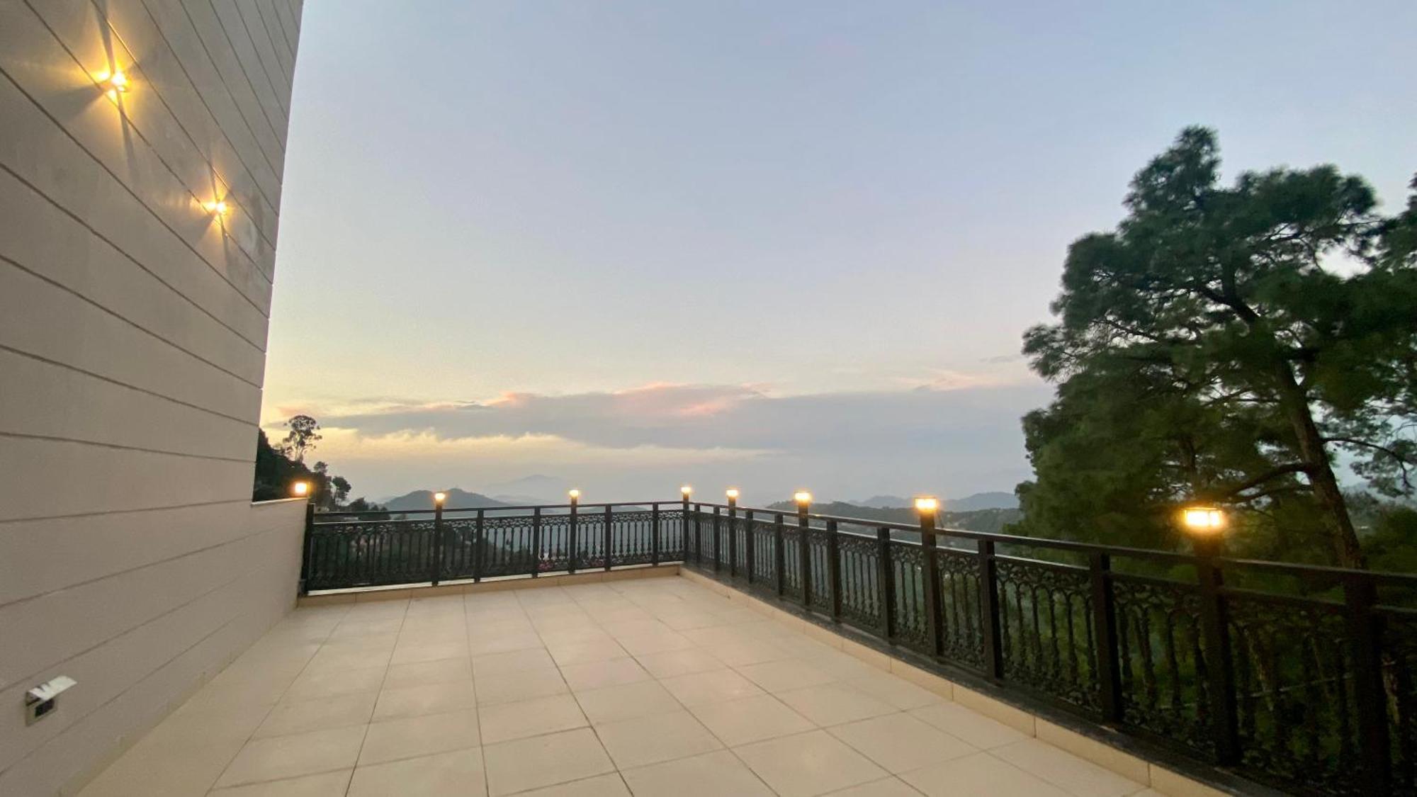 Luxe Resorts - Centrally Heated Air Conditioned Hotel In The Heart Of Kasauli Exterior photo