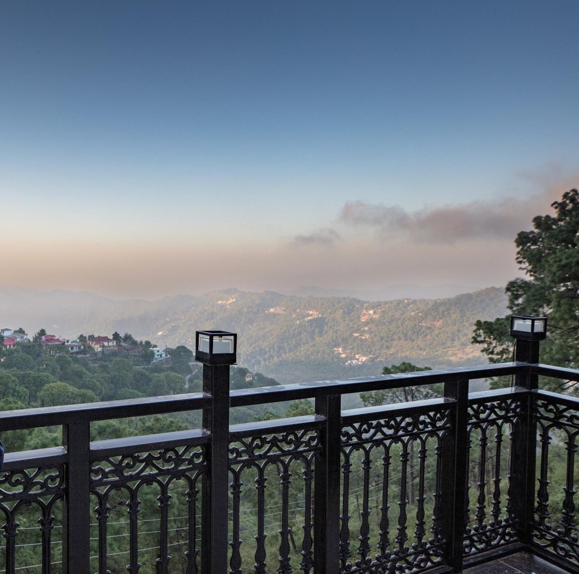 Luxe Resorts - Centrally Heated Air Conditioned Hotel In The Heart Of Kasauli Exterior photo