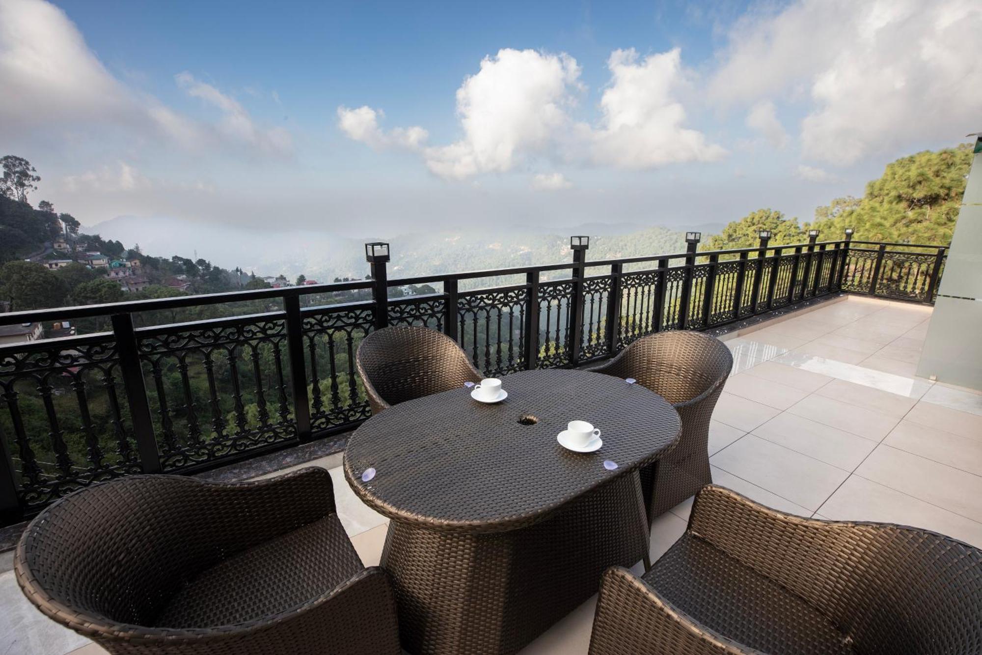 Luxe Resorts - Centrally Heated Air Conditioned Hotel In The Heart Of Kasauli Exterior photo