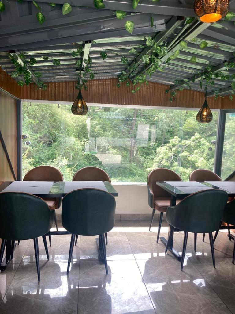 Luxe Resorts - Centrally Heated Air Conditioned Hotel In The Heart Of Kasauli Exterior photo