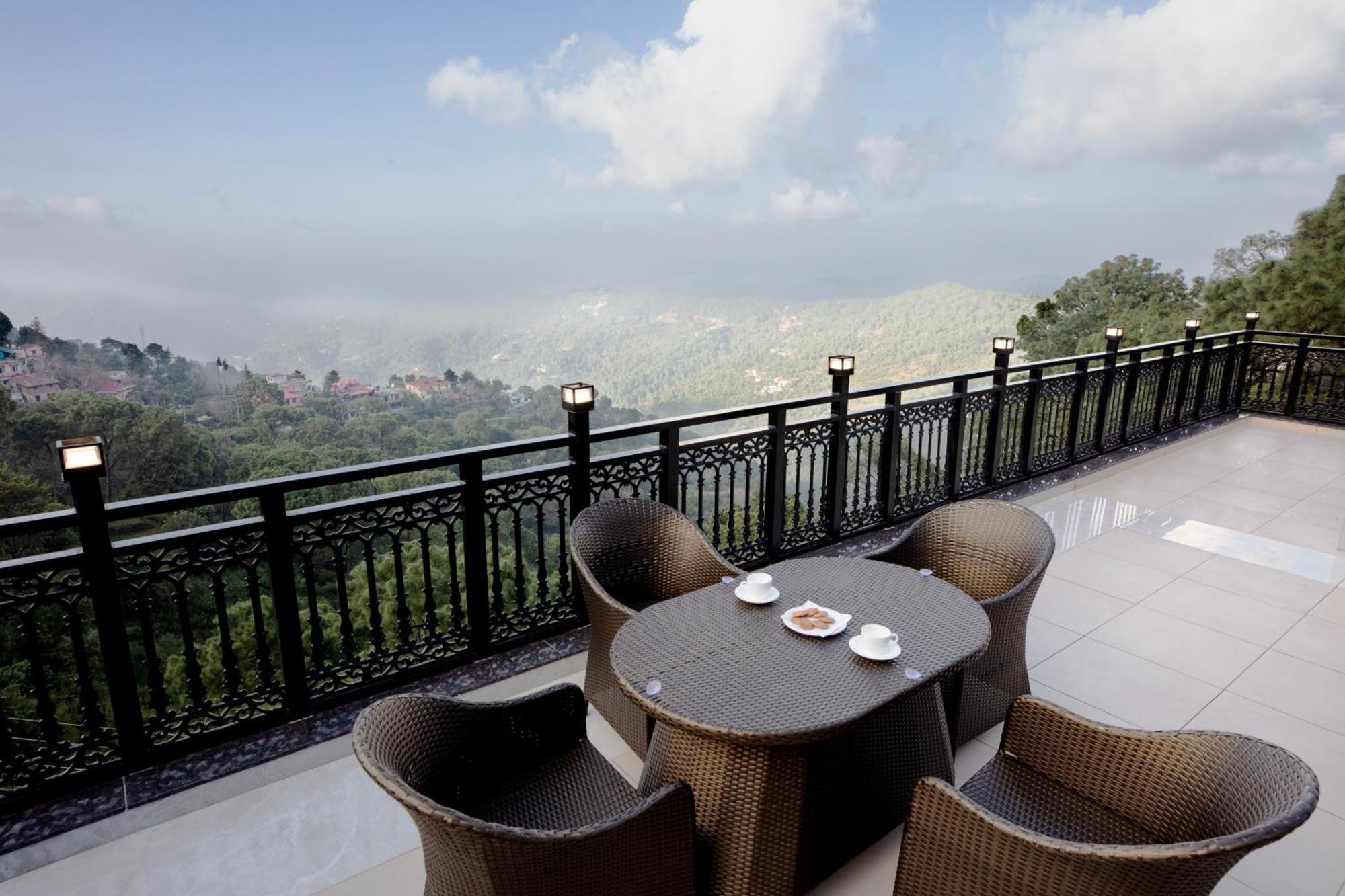 Luxe Resorts - Centrally Heated Air Conditioned Hotel In The Heart Of Kasauli Exterior photo